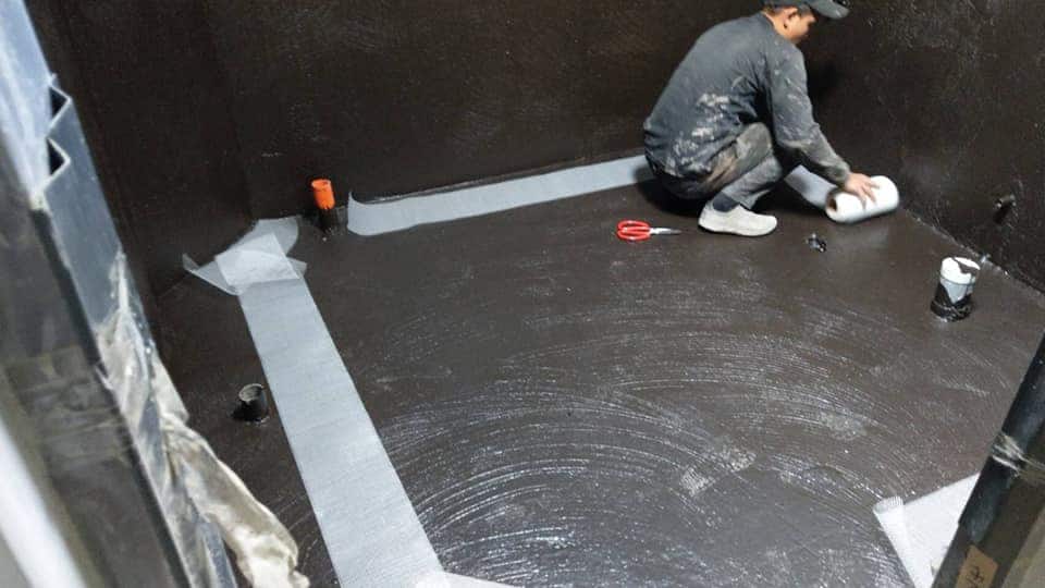 Thi công chống thấm bên trong bể nước và xử lý các góc tiếp giáp