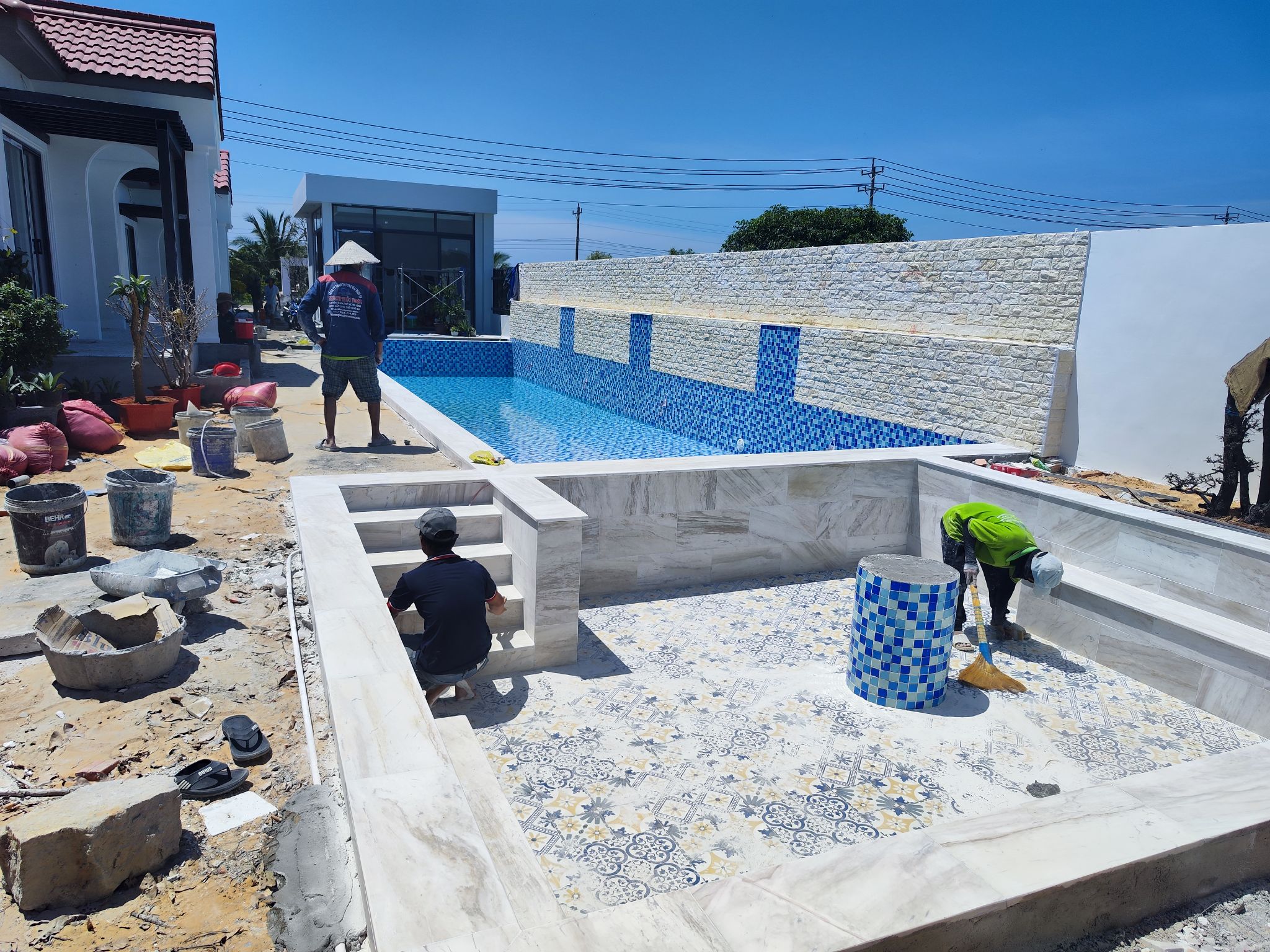 Thi công hoàn thiện và xử lý các chi tiết trong hồ bơi