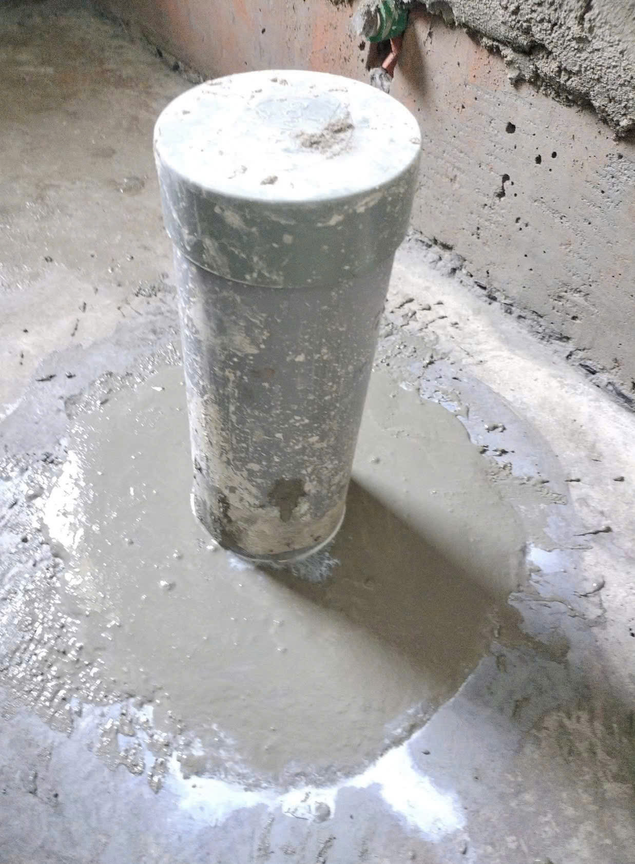 Xử lý chống thấm quanh vị trí ống xuyên sàn tại Quảng Ngãi
