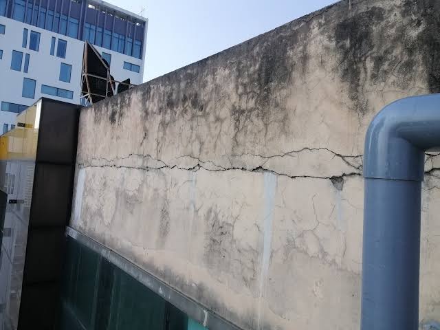 Khe nứt tường ngoài cần kiểm tra và xử lý thấm dột tại Quảng Ngãi